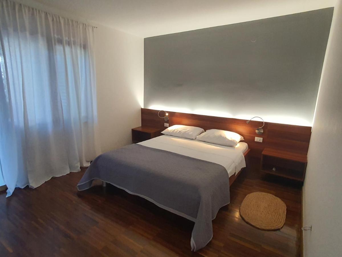 Apartments Villa Oliva Turanj Buitenkant foto
